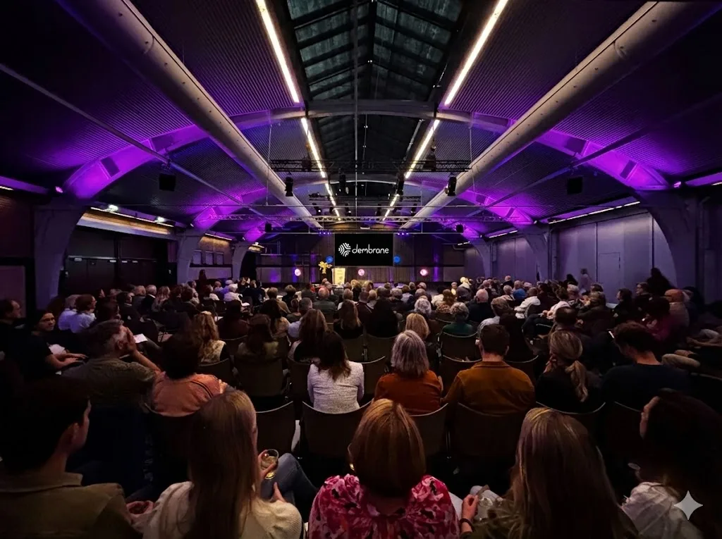 A dembrane event: a full room in conversation.